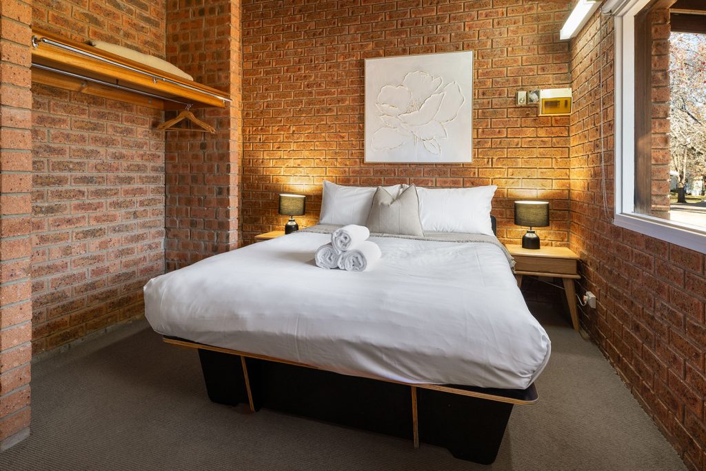 02-bright-valley-holiday-park-alpine-studio Bright Porepunkah Holiday Park, Porepunkah, Alpine Area, Mount Buffalo, Ovens River, 2 Bedroom Accommodation, Alpine Studio, Bungalow, Accomodation in Bright Victoria