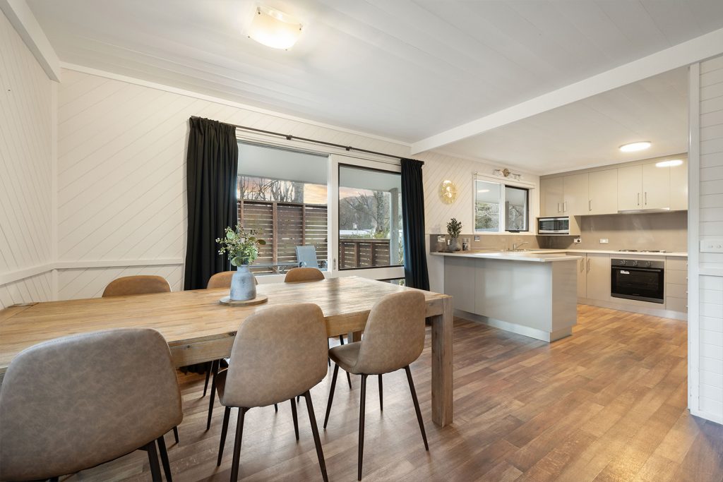 02-bright-valley-holiday-park-riverbend-retreat-2brm Bright Porepunkah Holiday Park, Porepunkah, Alpine Area, Mount Buffalo, 2 Bedroom Accommodation, Riverbend Retreat, Holiday Home