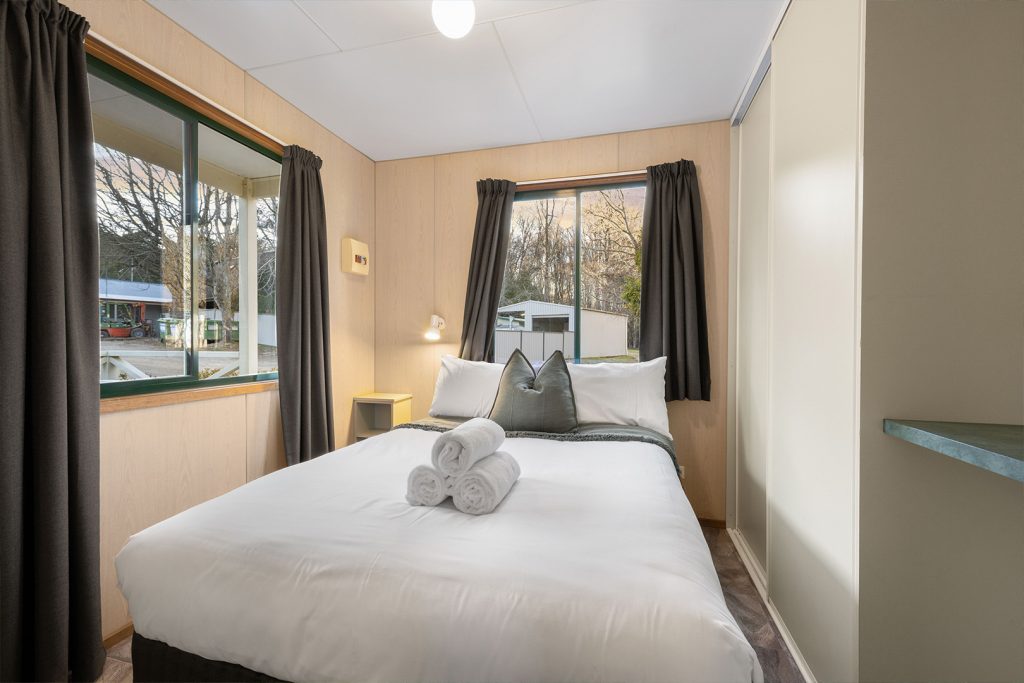 03-bright-valley-holiday-park-cabin-2brm Bright Porepunkah Holiday Park, Porepunkah, Alpine Area, Mount Buffalo, Ovens River, 2 Bedroom Accommodation, Park Cabin, Accomodation in Bright Victoria