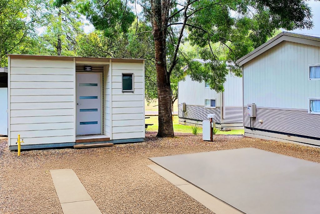 03-bright-valley-holiday-park-ensuite-site Bright Porepunkah Holiday Park, Spacious ensuite site under shady trees near Bright in Victoria’s High Country