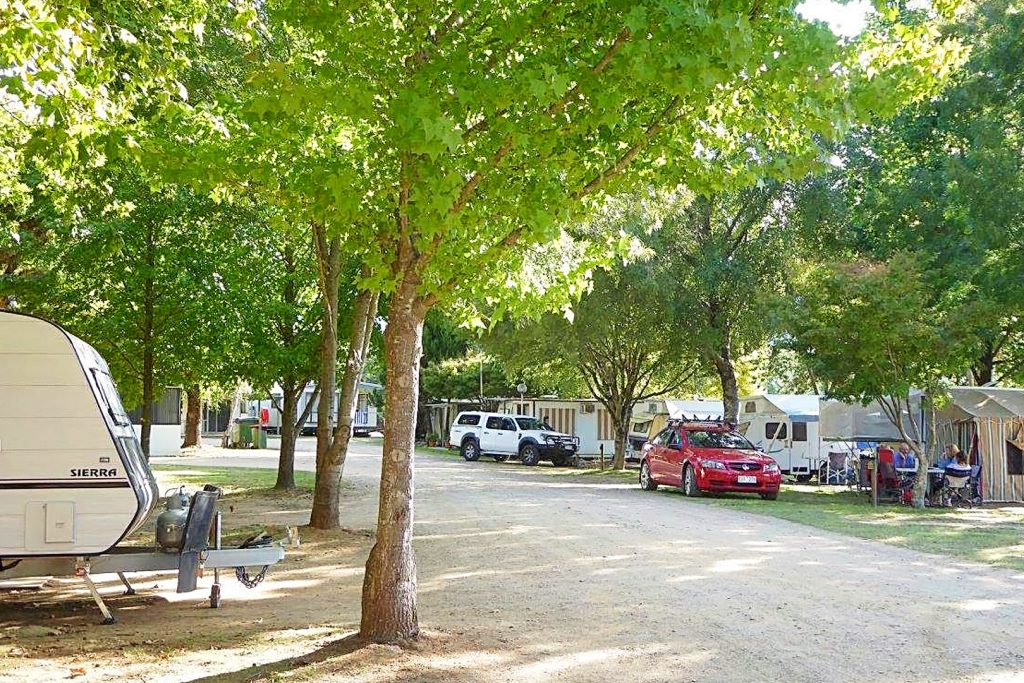 04-bright-valley-holiday-park-powered-site Bright Porepunkah Holiday Park, Powered caravan and camping site at Bright Valley Holiday Park in Porepunkah, Grassy Area, Plenty of Shade
