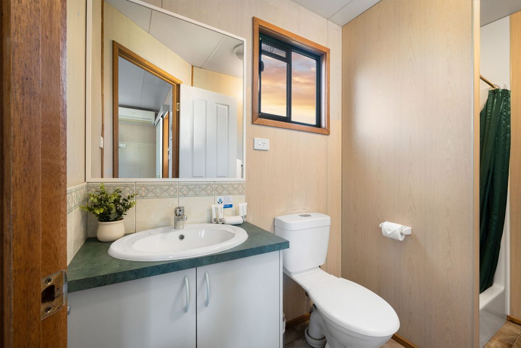 05-bright-valley-holiday-park-cabin-2brm Bright Porepunkah Holiday Park, Porepunkah, Alpine Area, Mount Buffalo, Ovens River, 2 Bedroom Accommodation, Park Cabin, Accomodation in Bright Victoria