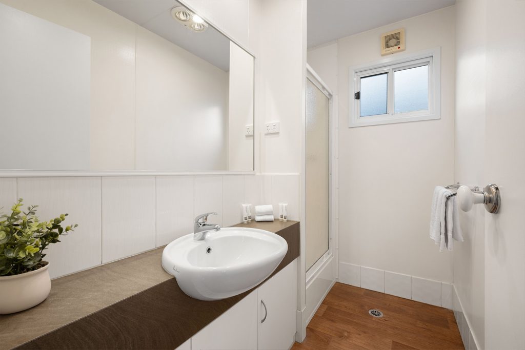 05-bright-valley-holiday-park-deluxe-villa-2brm Bright Porepunkah Holiday Park, Porepunkah, Alpine Area, Mount Buffalo, Ovens River, 2 Bedroom Accommodation, Deluxe Villa, Accomodation in Bright Victoria