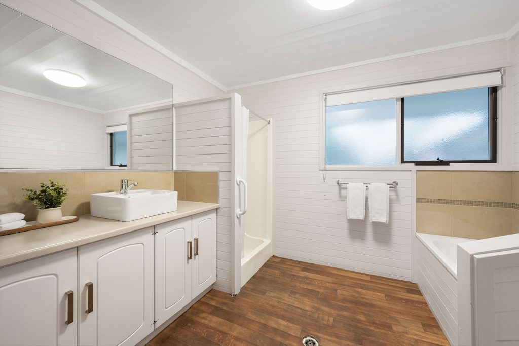 05-bright-valley-holiday-park-riverbend-retreat-2brm Bright Porepunkah Holiday Park, Porepunkah, Alpine Area, Mount Buffalo, 2 Bedroom Accommodation, Riverbend Retreat, Holiday Home