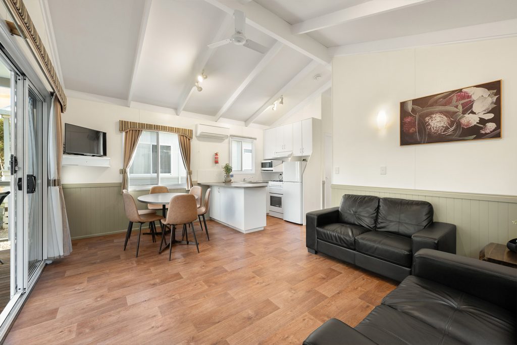 06-bright-valley-holiday-park-deluxe-villa-2brm Bright Porepunkah Holiday Park, Porepunkah, Alpine Area, Mount Buffalo, Ovens River, 2 Bedroom Accommodation, Deluxe Villa, Accomodation in Bright Victoria