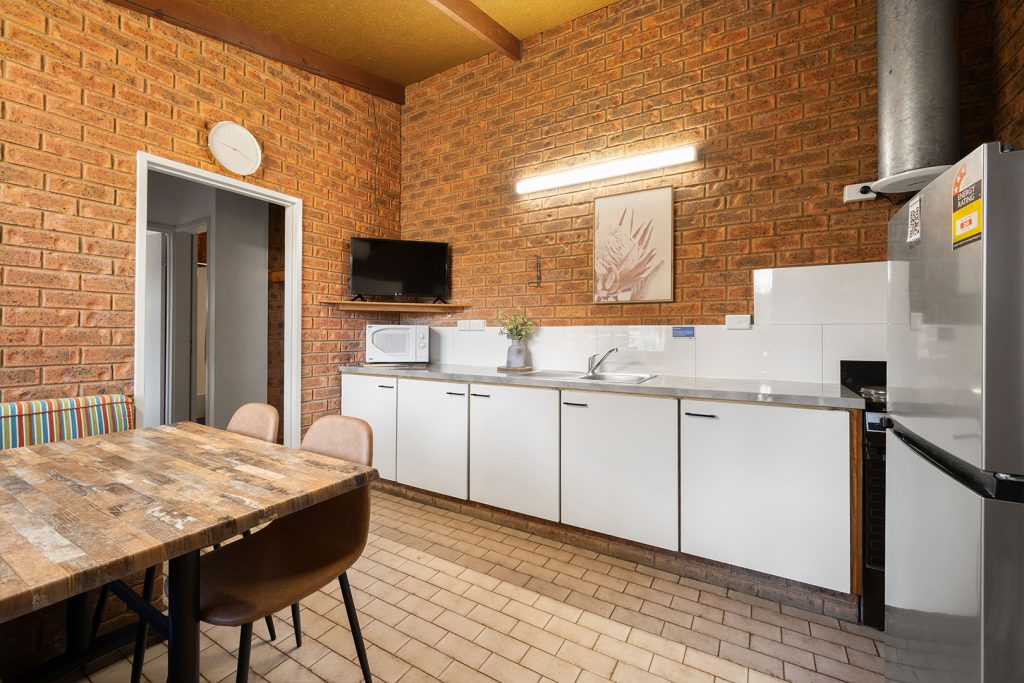 07-bright-valley-holiday-park-alpine-studio Bright Porepunkah Holiday Park, Porepunkah, Alpine Area, Mount Buffalo, Ovens River, 2 Bedroom Accommodation, Alpine Studio, Bungalow, Accomodation in Bright Victoria