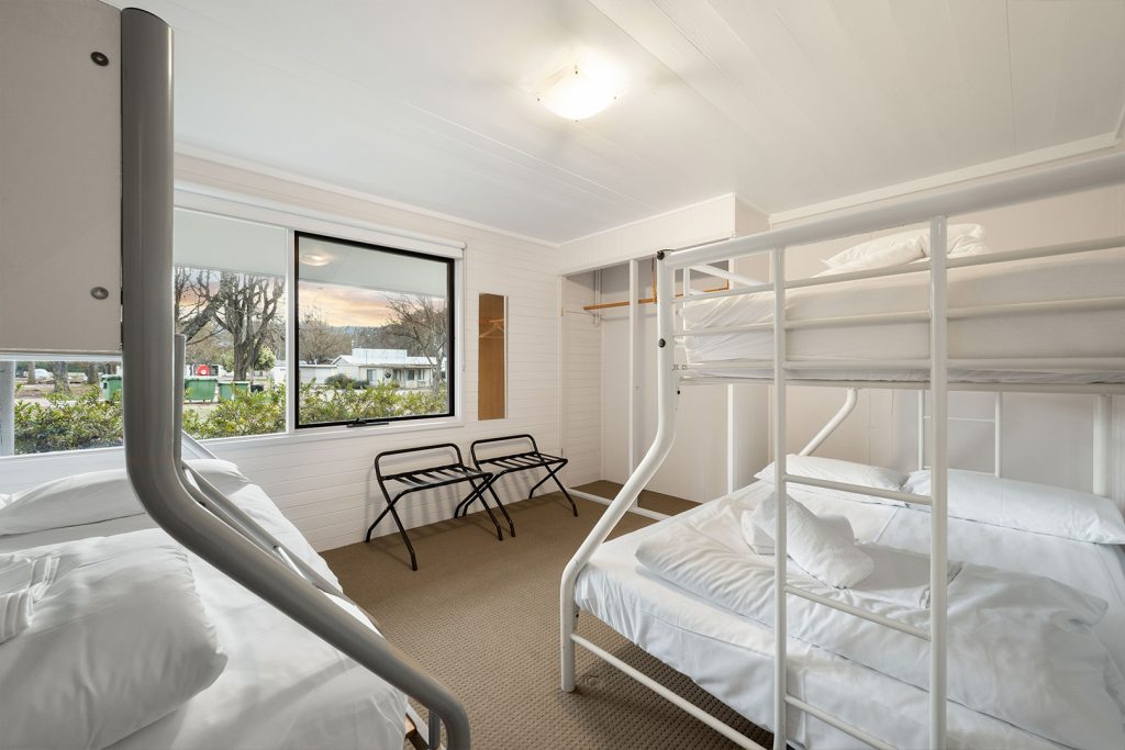 07-bright-valley-holiday-park-riverbend-retreat-2brm Bright Porepunkah Holiday Park, Porepunkah, Alpine Area, Mount Buffalo, 2 Bedroom Accommodation, Riverbend Retreat, Holiday Home