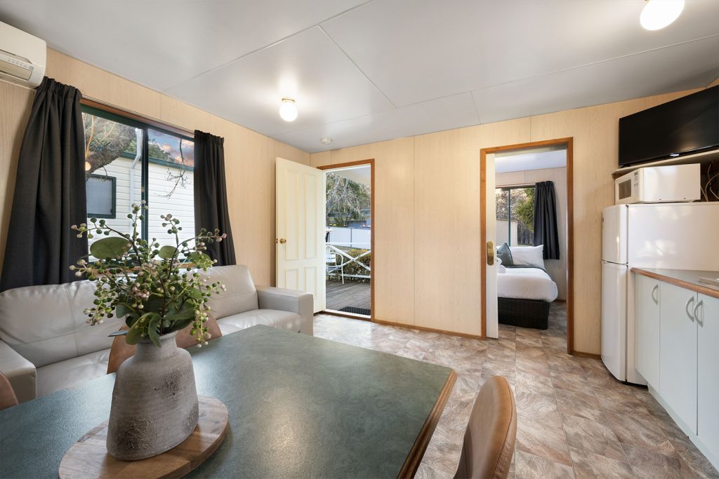 08-bright-valley-holiday-park-cabin-2brm Bright Porepunkah Holiday Park, Porepunkah, Alpine Area, Mount Buffalo, Ovens River, 2 Bedroom Accommodation, Park Cabin, Accomodation in Bright Victoria