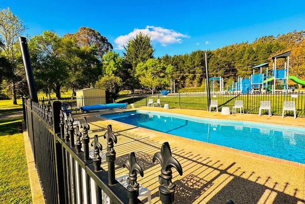 02-bright-valley-holiday-park-swimming-pools Bright Porepunkah Holiday Park, Porepunkah, BIG 4, Swimming Pools