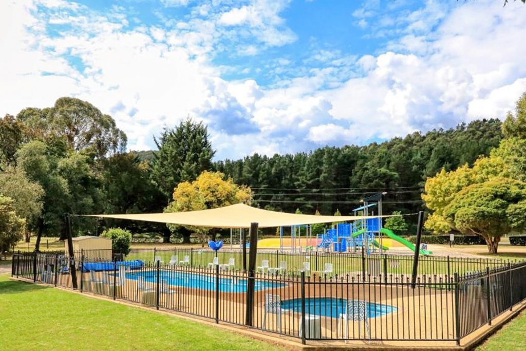 04-bright-valley-holiday-park-swimming-pools Bright Porepunkah Holiday Park, Porepunkah, BIG 4, Swimming Pools